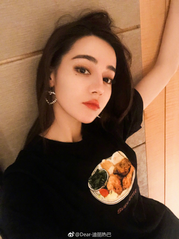 迪丽热巴活动生图胖得诡异，这个地方离奇多出一块肉，网友：她在咽口水