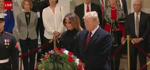 特朗普夫妇瞻仰老布什灵柩，敬了个礼，转身走了······