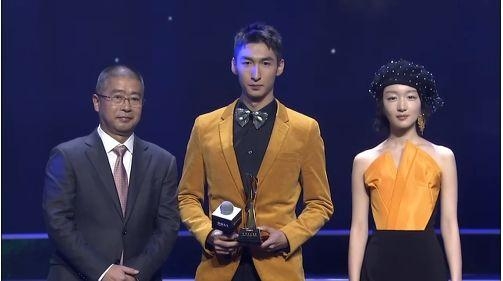 时尚先生盛典明星直播图来了！赵薇黑眼圈吓人，杨幂满脸倦容！