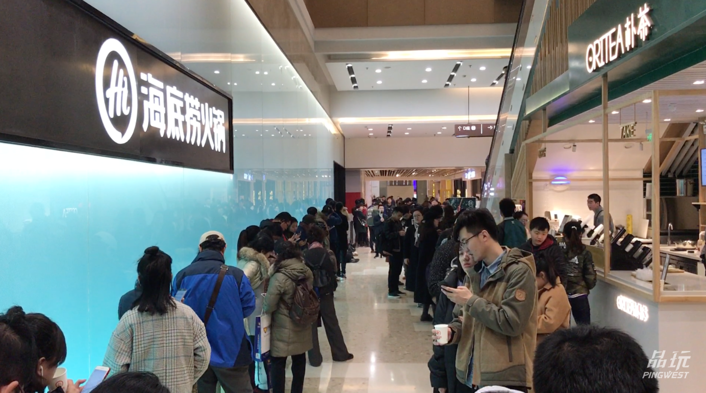 海底捞花 1 亿开了间智慧餐厅，为什么服务你的人一个没少？