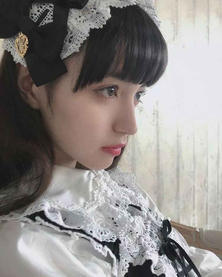 日本爆红的洛丽塔美少女，真人版混血芭比，靠漫画眼成新晋宅男女神！