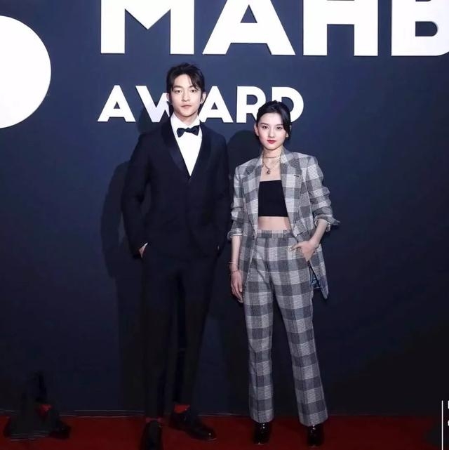 时尚先生盛典明星直播图来了！赵薇黑眼圈吓人，杨幂满脸倦容！