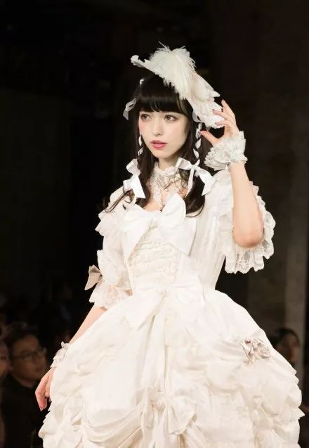 日本爆红的洛丽塔美少女，真人版混血芭比，靠漫画眼成新晋宅男女神！