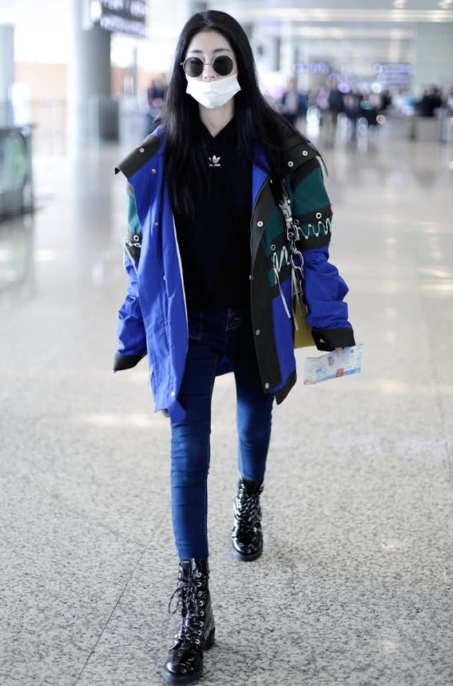 张碧晨真厉害,身穿防风服搭配蕾丝裙,率性演绎