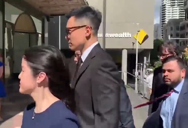 高云翔正式庭审：理新发型面带笑意出庭，颜值回到明星状态