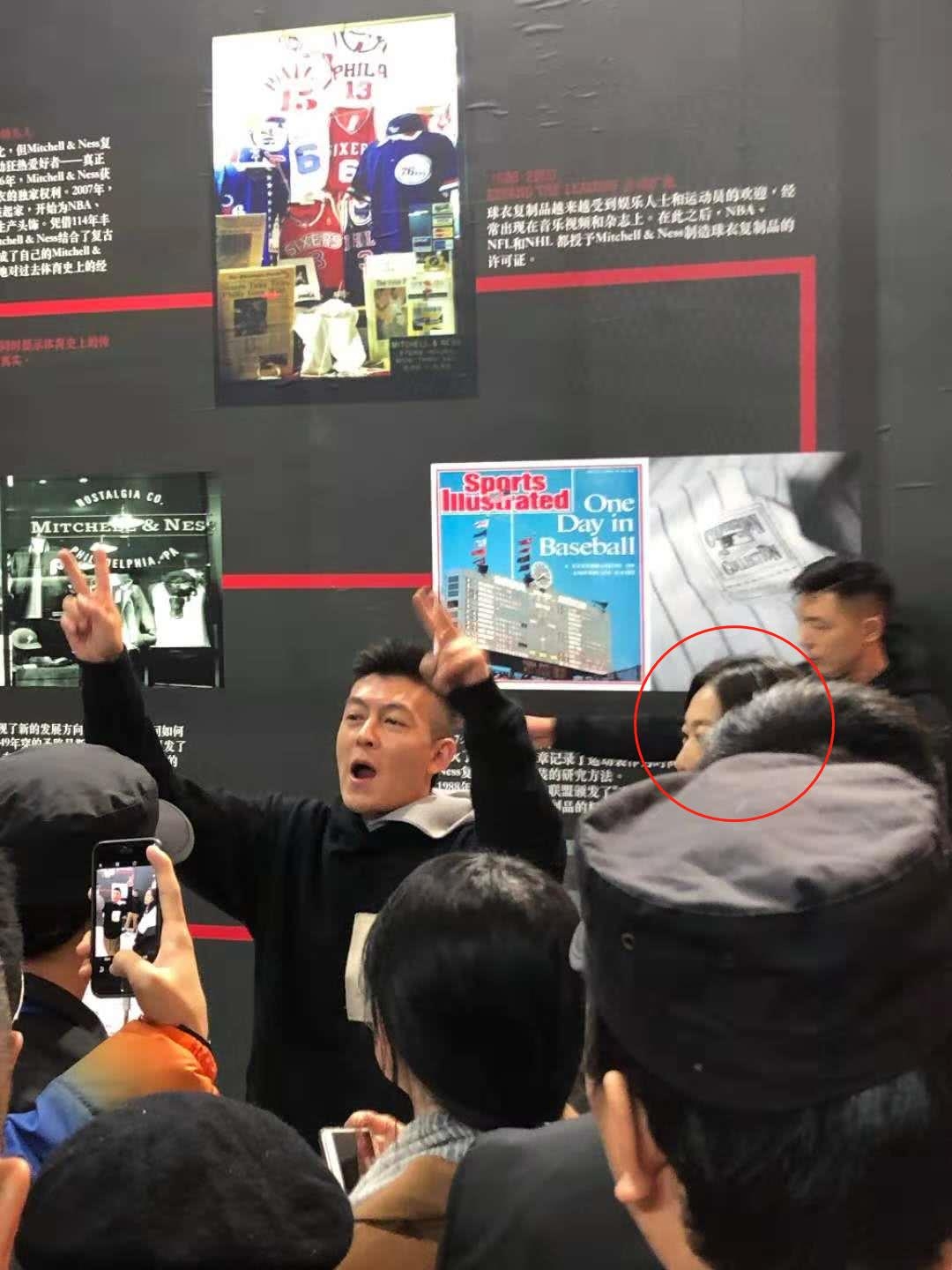 陈冠希无故卷入网红割腕风波，与秦舒培牵手露面力证情不变