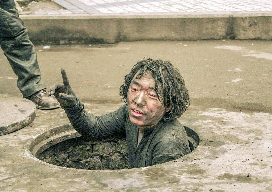 沈腾被黄渤架在怀里，小表情有点惊慌，还夸自己有偶像气质