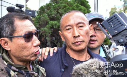 晚报|李诞要退出《野生厨房》刘亦菲妈妈近照曝光 真·冻龄