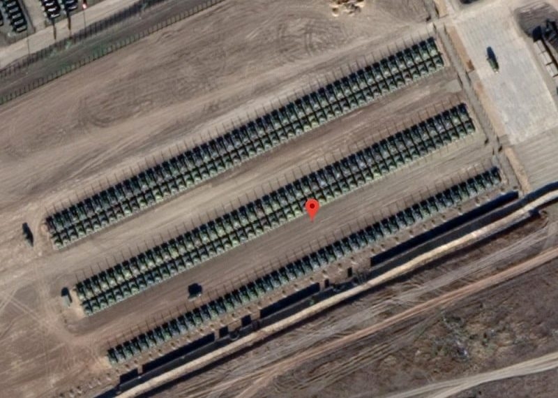 卫星图像显示俄罗斯在俄乌边境军事基地部署有数百辆坦克