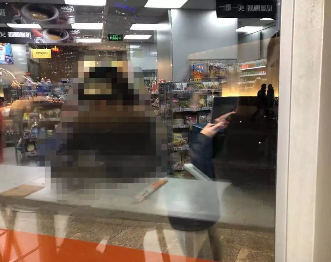 成年人最不设防的22个瞬间，都在便利店