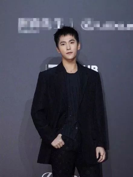 易烊千玺错过走红毯，刘昊然录节目晚到5小时…但要这迟到点个赞