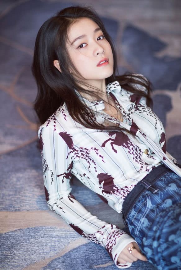 袜子配凉鞋有毒,张雪迎穿上腿短了一截,一般