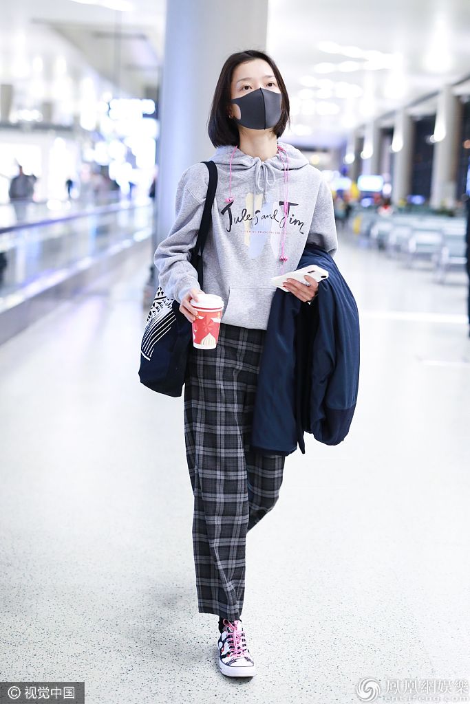 杜鹃穿卫衣+格纹裤清新灵动 素颜现身少女感爆棚