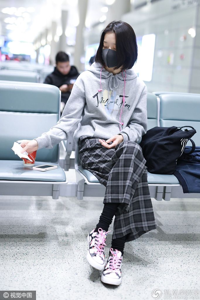 杜鹃穿卫衣+格纹裤清新灵动 素颜现身少女感爆棚