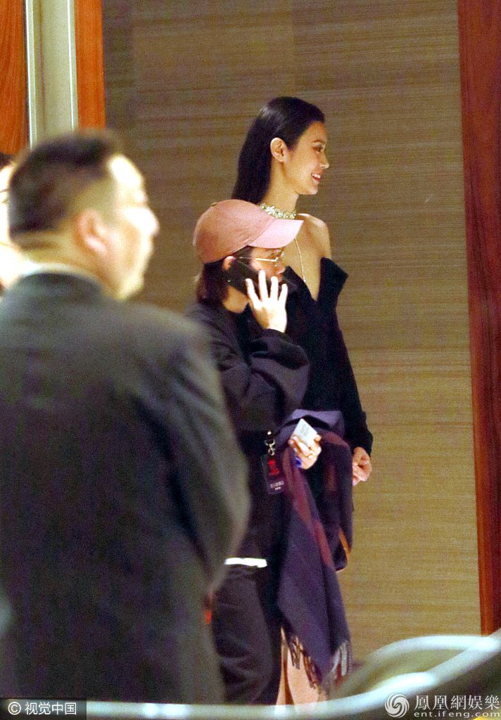 奚梦瑶小黑裙秀香肩锁骨长腿逆天 亭亭玉立性感女人味爆棚
