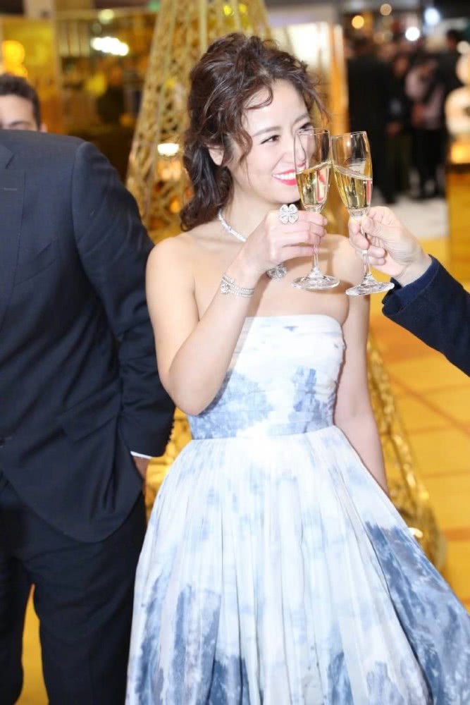 林心如烫了个泡面头被赞和蔡徐坤无年龄差，网友：根本就是妈妈带儿子