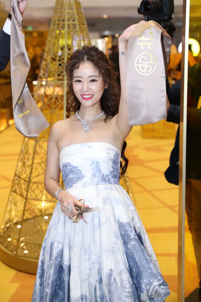 林心如烫了个泡面头被赞和蔡徐坤无年龄差，网友：根本就是妈妈带儿子