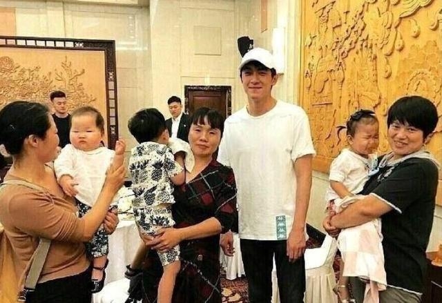 明星们参加亲友婚礼：林允低调接地气，林更新被妈妈们围着合影！