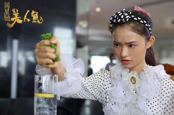 她的脸变成了梯形，彻底垮了！难道又要怪整牙