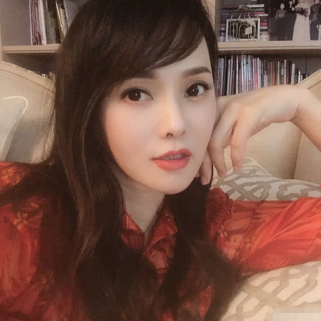 伊能静素颜不让拍,发现后忙遮镜头,背后原因不是怕面对衰老