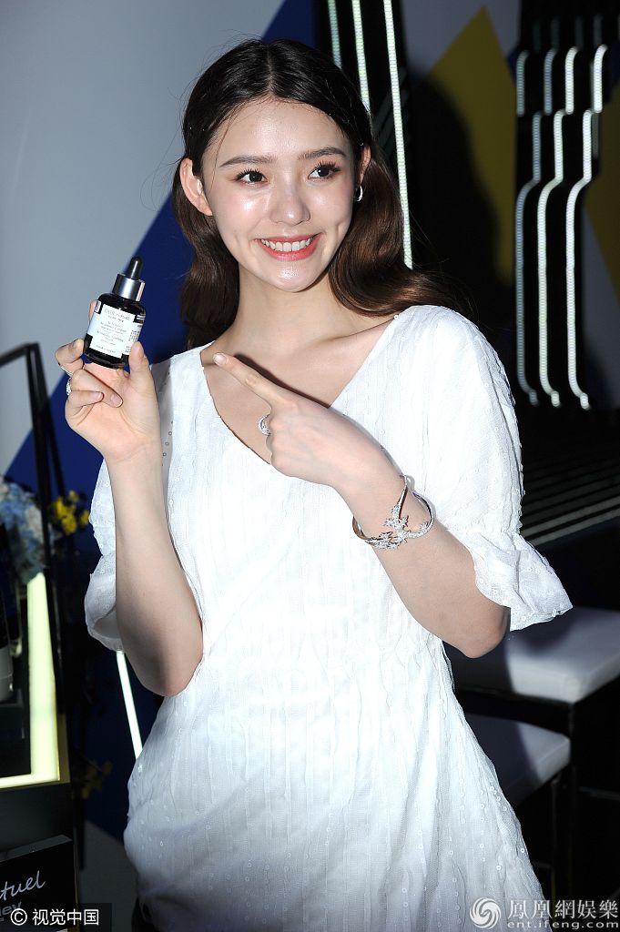 林允白裙清纯亮相脸型无变化 回眸甩发气质撩人笑容甜美