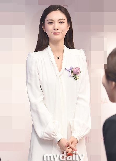 超越刘亦菲连续两年被评为亚洲最美的她，突然肿成这样了？