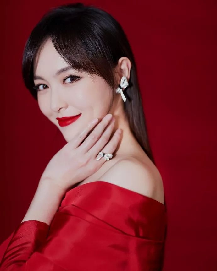 关晓彤北京大妞造型获封“出道最佳”，最新一波小花美照你pick谁