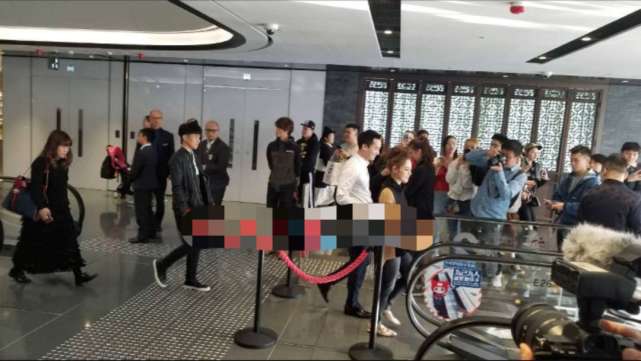 阿娇赖弘国现身香港登记处注册结婚,小两口穿