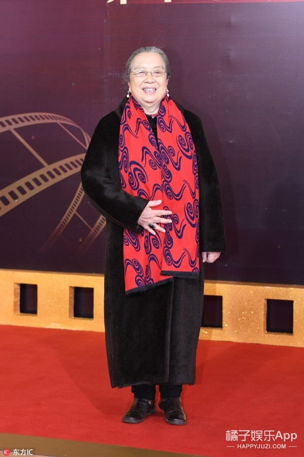 零下十度穿吊带露背镂空纱裙，这些明星真的不冷吗？