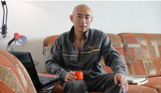 流浪艺人狂健身,《亮剑》独臂勇士携老婆超市装狠顺利取物