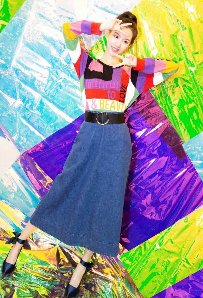 被陈都灵美哭了,身穿一件撞色毛衣搭配牛仔裙