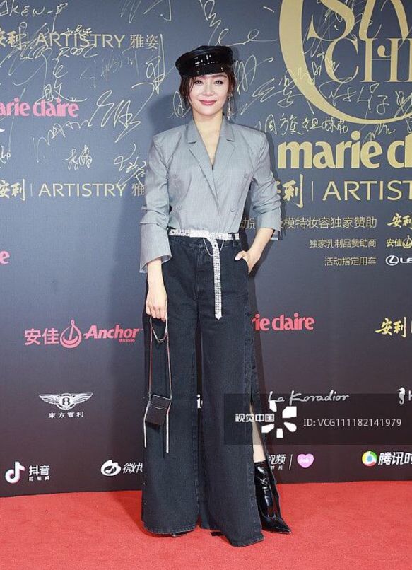 零下9度穿吊带裙的宋祖儿被夸碾压全场大小花，这妈妈桑发型认真的？