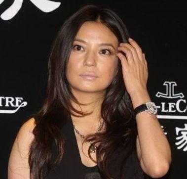 赵薇最新活动竟然瘦出蚂蚁腰，生图更惊艳！