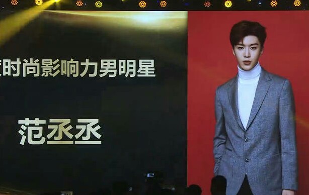 蔡徐坤和于正合影，网友直呼：次元壁破了