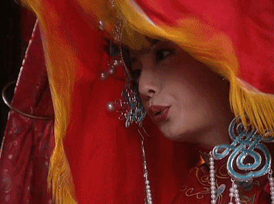 赵薇最新活动竟然瘦出蚂蚁腰，生图更惊艳！