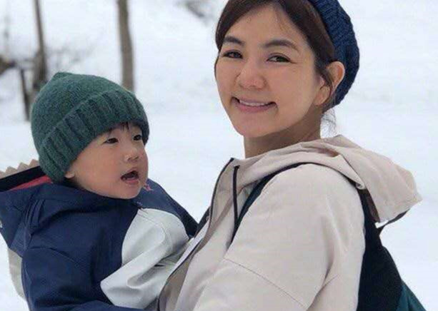 37岁Ella晒照惊呆网友，旧日活力少女如今老态横生！