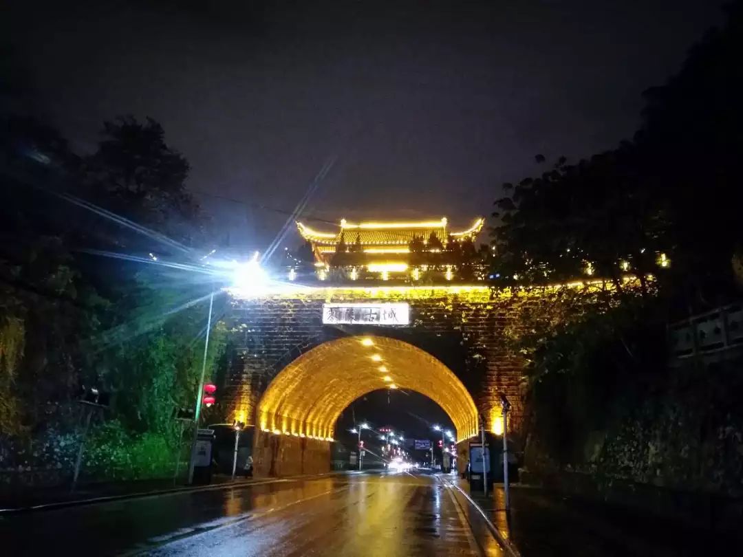 平地造古城，在湖南我们见到了一座贫困市的旅游求生欲 | 文旅地理