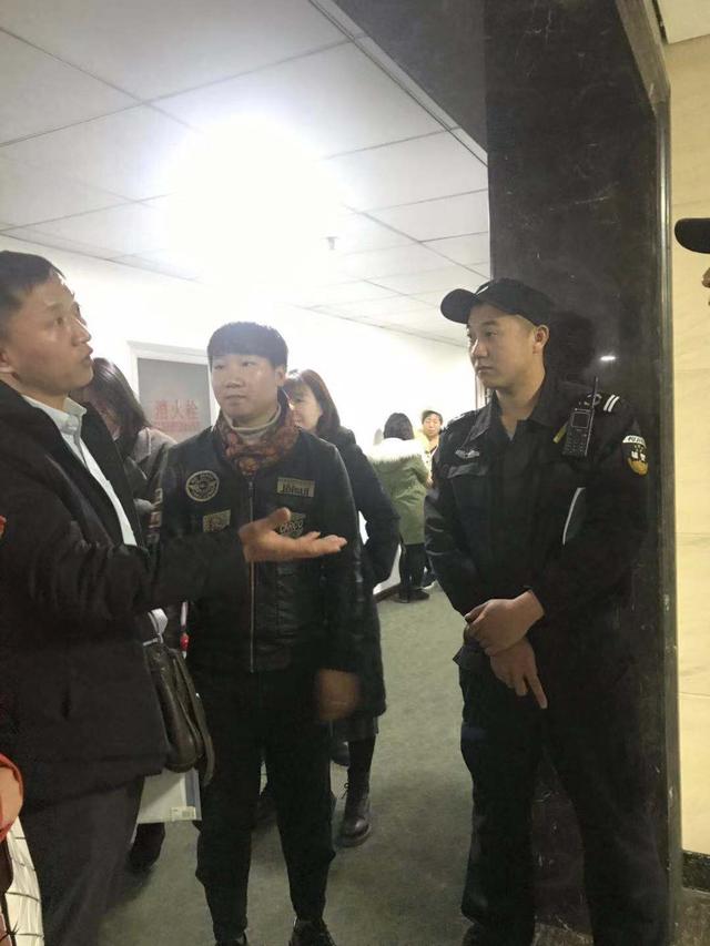 共享汽车途歌危机一周：用户排队退45亿押金，老板遭7人围堵