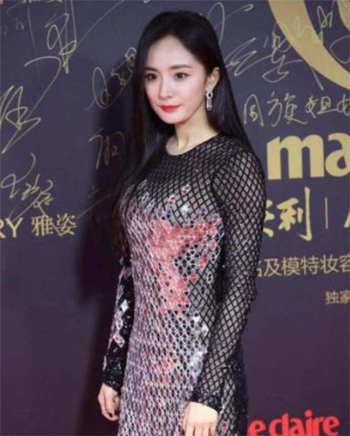 杨幂离婚后首度现身,一身黑衣用手机挡脸