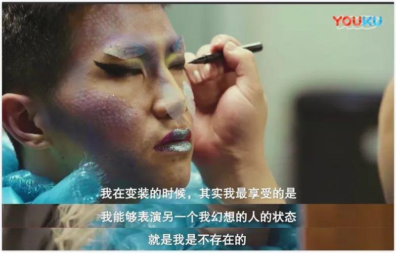 变装皇后：白天在公司上班，晚上在夜场狂欢