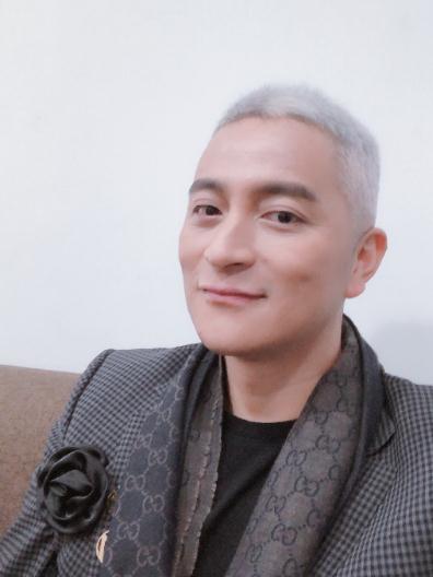 快男吉杰街头免费送专辑,路人动作惊呆全场