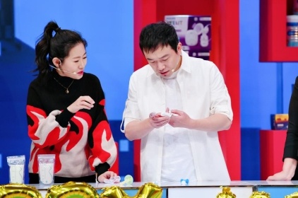 大潘升级奶爸 孩子出生后第一个抱的竟然是贾玲！