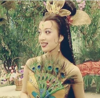说自己天生只适合演公主，因为长得太洋气？是嫁入豪门给她的勇气吗？