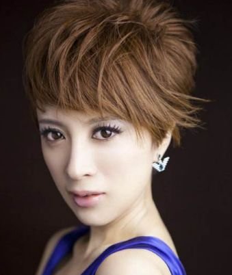 说自己天生只适合演公主，因为长得太洋气？是嫁入豪门给她的勇气吗？