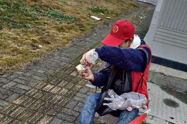 安顺经开区“橙丝带”创文志愿者，点亮城市文明留影不留痕