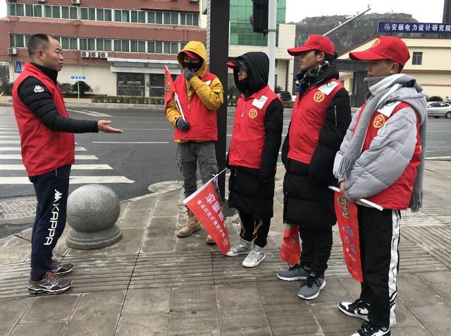 安顺经开区“橙丝带”创文志愿者，点亮城市文明留影不留痕