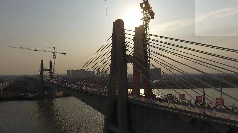 霸气！商合杭高铁最大跨度矮塔斜拉桥成桥！动车组可全速通过！__凤凰网