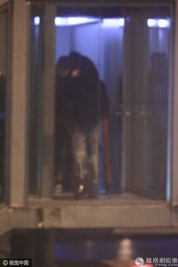 杨幂离婚后全副武装现身机场 潮流穿搭隐现纤细脚踝带货依旧