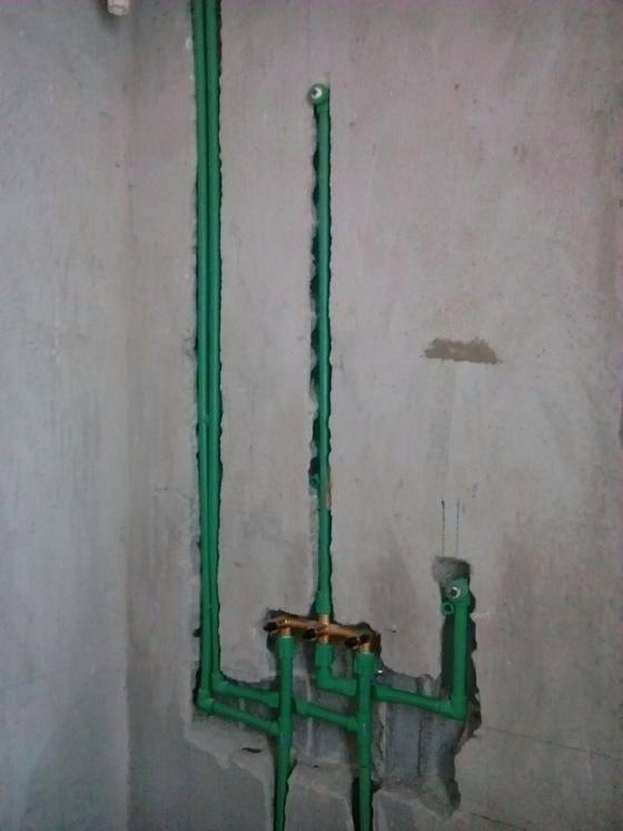 良心师傅说实话:卫生间水管明装好还是暗装好?太多家庭都错了