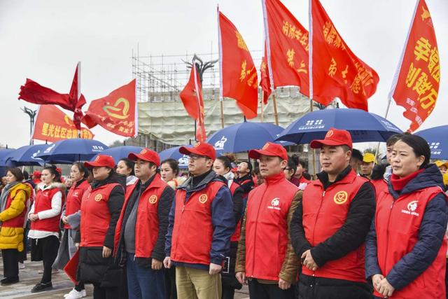 安顺经开区“橙丝带”创文志愿者，点亮城市文明留影不留痕